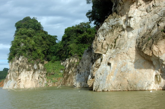 “Lô xô đá mọc đầu nguồn” (lời hát văn)