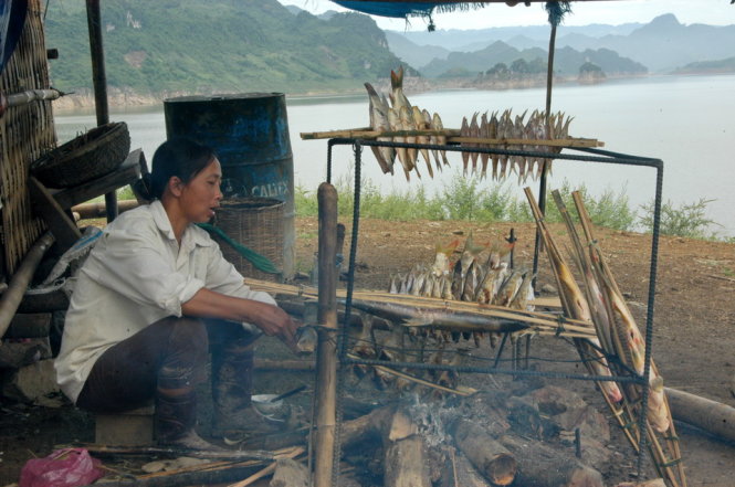 Tại những điểm du lịch trên sông sẽ gặp hàng cá nướng. Cá được đánh bắt từ lòng hồ sông Đà, ăn rất ngon