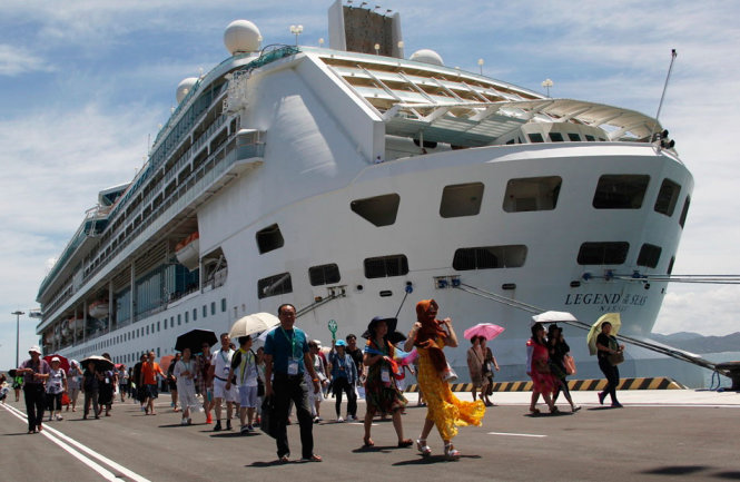 Tàu du lịch Legend of the Seas của hãng tàu Royal Carribean (quốc tịch Bahamas) đưa 1.800 du khách vừa cập Cảng quốc tế Cam Ranh trưa 8-9 - Ảnh: TR.T.