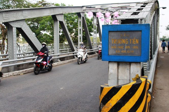 Cầu Trường Tiền bắc qua sông Hương sẽ được trùng tu, xây dựng lại hệ thống ban công ngắm cảnh - Ảnh: NHẬT LINH