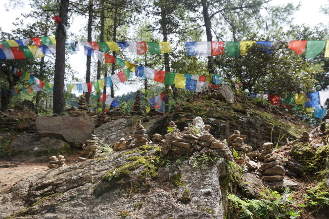 Đường lên đền Tiger Nest, có những đoạn nghỉ chân và thách thức người đi bằng trò xếp đá thăng bằng. -Ảnh: Trần Nguyên
